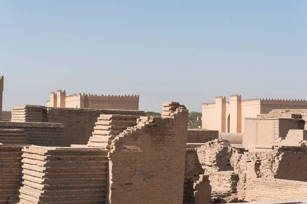 Eski Babil 'in harabeleri mavi gökyüzü arka planında Hillah, Irak