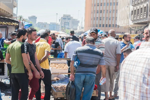 Irak Bagdad Iulie 2019 Oamenii Caută Cumpere Nuci Piața Stradală — Fotografie, imagine de stoc