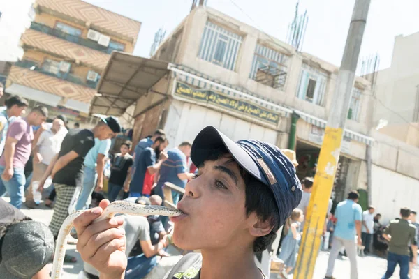 Irak Bagdad Iulie 2019 Băiat Care Face Spectacol Șarpe Piața — Fotografie, imagine de stoc
