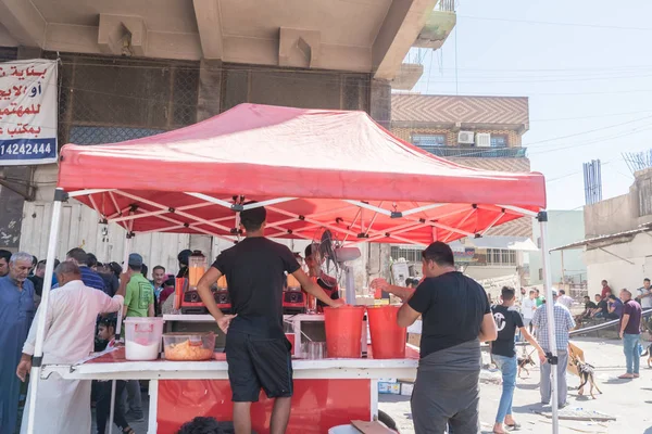 Irak Bagdad Iulie 2019 Grupul Însetat Clienți Află Fața Sucului — Fotografie, imagine de stoc