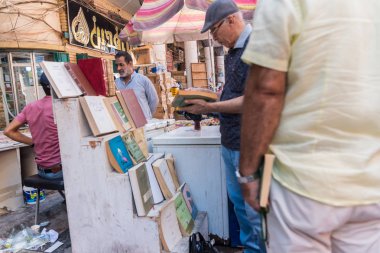 Irak, Bağdat - 5 Temmuz 2019: Bağdat 'ta ikinci el kitap satmak ve satın almak. Sokak tezgahlarındaki kitaplar