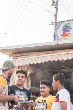Irak, Bağdat - 06 Temmuz 2019: Fotoğrafçı gündüz vakti sokakta fotoğraf sattı
