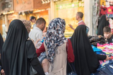Bağdat, Irak - Temmuz 06, 2019: Sokakta kıyafet alan Arap kadınlar