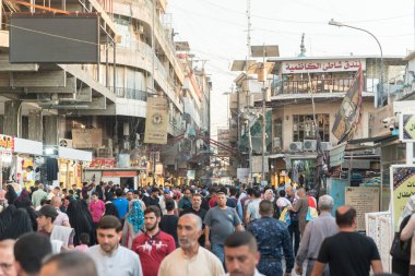 Bağdat, Irak - 6 Temmuz 2019: Bağdat Caddesi 'ndeki kalabalık