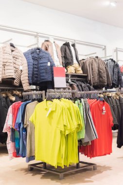 Alışveriş merkezinde çok renkli kıyafetler, alışveriş konsepti 