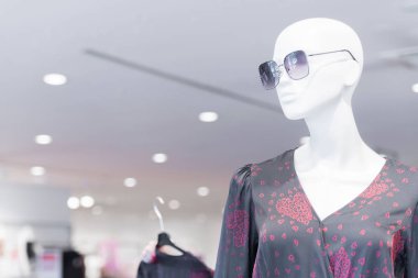 Gözlüklü manken, moda kıyafeti, alışveriş konsepti.