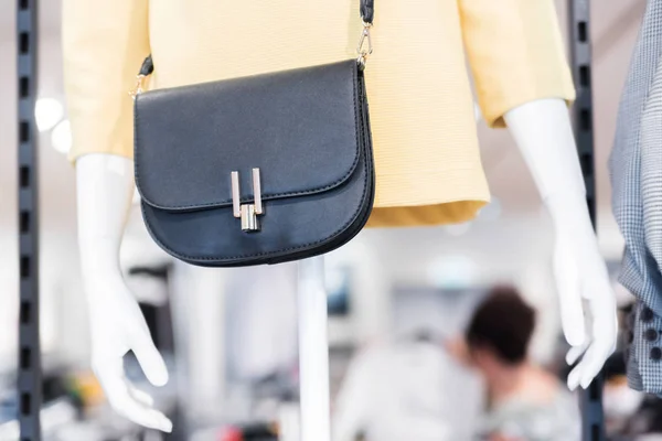 Maniquí Tienda Ropa Con Bolso Negro Femenino Moda Concepto Compras — Foto de Stock