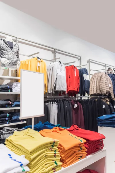 Kolorowe Ubrania Centrum Handlowym Koncepcja Zakupów — Zdjęcie stockowe