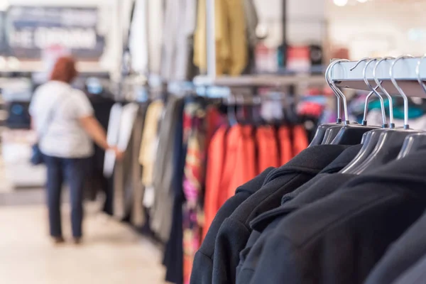 Schwarze Mäntel Auf Der Kleidung Hungrig Einkaufskonzept — Stockfoto