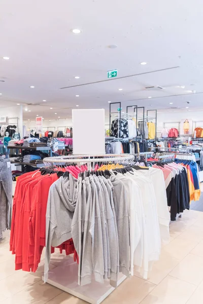 Kvinnors Garderob För Hösten Samling Köpcentret Shopping Koncept — Stockfoto