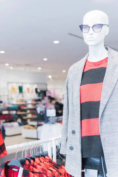 Gözlüklü manken, moda kıyafeti, alışveriş konsepti.