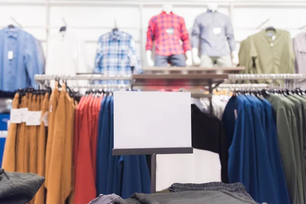 Alışveriş Merkezinde Çok Renkli Kıyafetler Alışveriş Konsepti — Stok fotoğraf