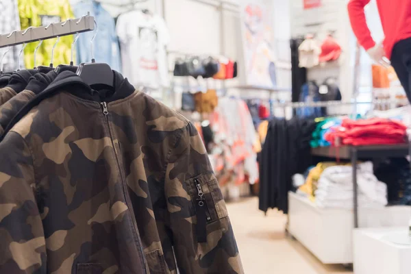 Jacka Militär Stil Galleria Shopping Koncept — Stockfoto