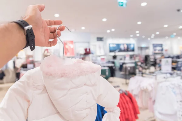 Alışveriş Merkezindeki Ceketin Kontrolü Fiyatı Alışveriş Konsepti — Stok fotoğraf