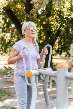 Son sınıf öğrencisi bir kadının parkta spor yapması, sağlıklı yaşam tarzı konsepti.