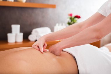 Eğitimden sonra ellerin kapalı olarak atlet kalçalarına baskı yap