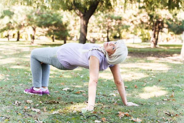 Primer Plano Mujer Mayor Haciendo Ejercicio Fitness Parque Estiramiento Columna — Foto de Stock