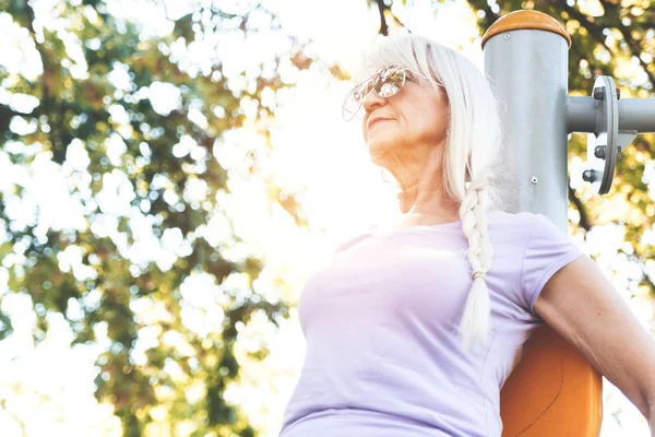 Son Sınıf Öğrencisi Bir Kadının Parkta Spor Yapması Sağlıklı Yaşam — Stok fotoğraf