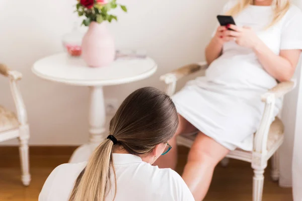 Back View Masseuse Background Relaxing Pregnent Women — Fotografie, imagine de stoc