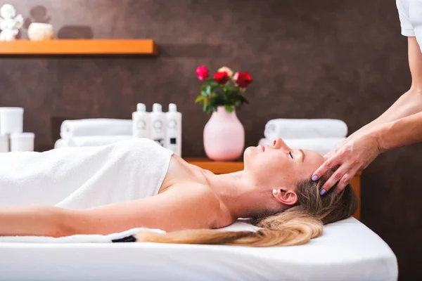 Krásná Mladá Žena Relaxující Masáž Hlavy Beauty Spa Lahvička Smetana — Stock fotografie