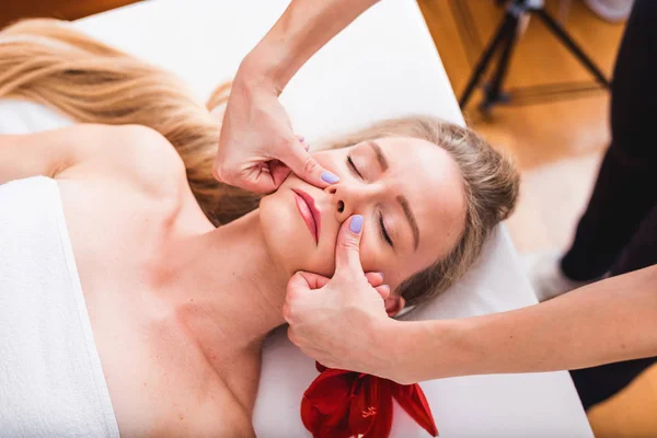 Junge Schöne Frau Bekommt Gesichtsmassage Wellness Salon Nahaufnahme Bild Mit — Stockfoto