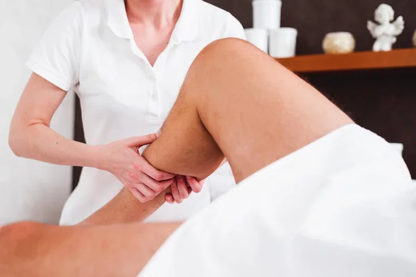 Vue Recadrée Massage Des Jambes Masculines Après Entraînement — Photo