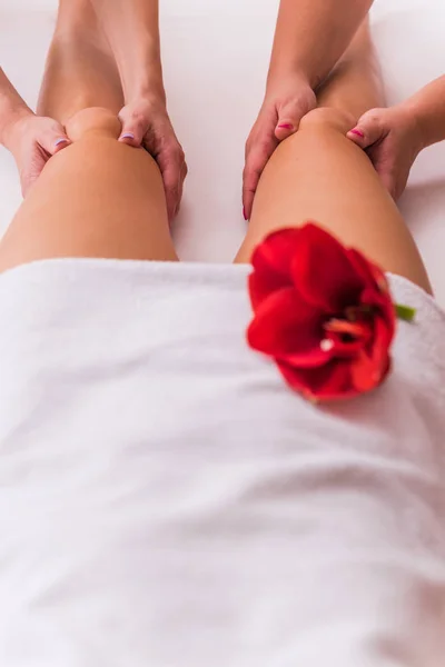 Vue Recadrée Masseur Donnant Massage Royal Des Pieds Femme Salon — Photo