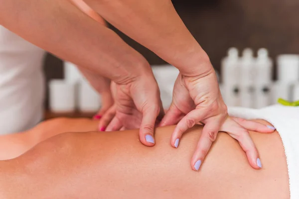 Vista Cortada Massagista Dando Massagem Real Para Mulher Salão Spa — Fotografia de Stock