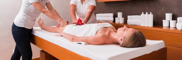 Frau Bekommt Cellulite Massage Der Beine Wellness Salon Blumenschmuck Zwei lizenzfreie Stockbilder