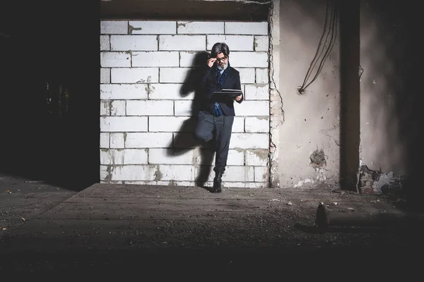 Guapo Modelo Masculino Pie Vieja Sala Abandonada Frente Pared Más —  Fotos de Stock