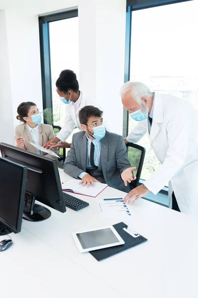 Orvosok Képzik Alkalmazottakat Coronavirusról Cégnél — Stock Fotó