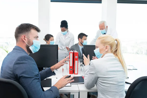 オフィスや病院でコロナウイルスの話をする人や医師のグループ — ストック写真