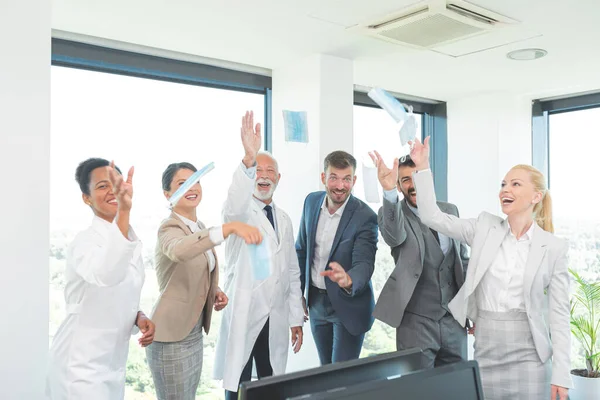 Group People Doctors Throw Away Masks Successfully Defeating Coronavirus — Stock Photo, Image