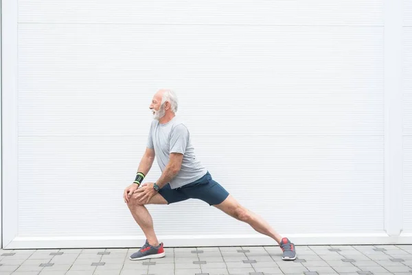 Senior Muž Protahování Nohy Před Cvičením Zdravý Životní Styl Koncept — Stock fotografie