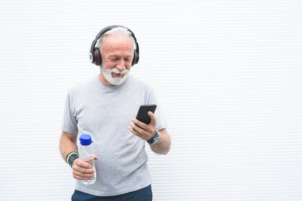 Sportivo Ascoltare Musica Utilizzando Telefono Cellulare Cuffie Concetto Stile Vita — Foto Stock