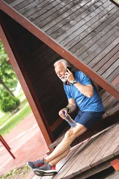 Esportista Sênior Falando Telefone Celular Parque Conceito Estilo Vida Saudável — Fotografia de Stock