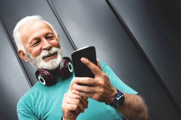 Sportivo Senior Che Utilizza App Fitness Tracking Sul Telefono Cellulare — Foto Stock