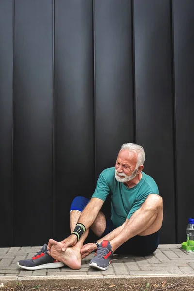 Старший Мужчина Страдает Боли Лодыжке Время Тренировки Концепция Здорового Образа — стоковое фото