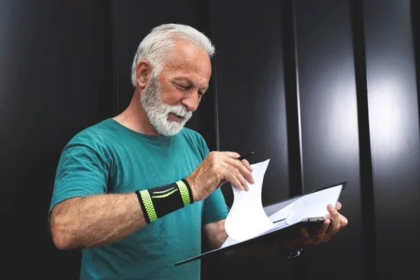 Sportivo Senior Con Piano Allenamento Personale Concetto Stile Vita Sano — Foto Stock