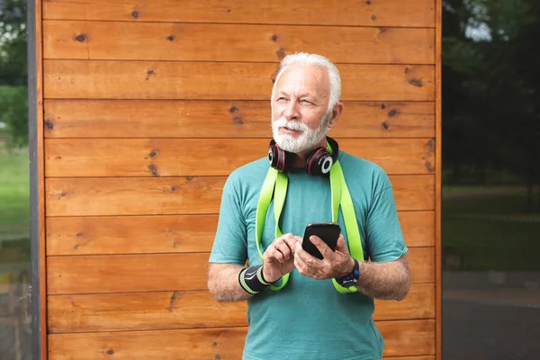 Sportivo Anziano Premuroso Utilizzando Telefono Cellulare Concetto Stile Vita Sano — Foto Stock