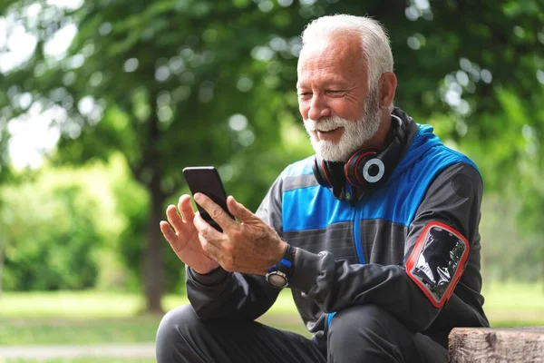 Boldog Sportoló Mobiltelefonnal Parkban Egészséges Életmód Koncepció — Stock Fotó