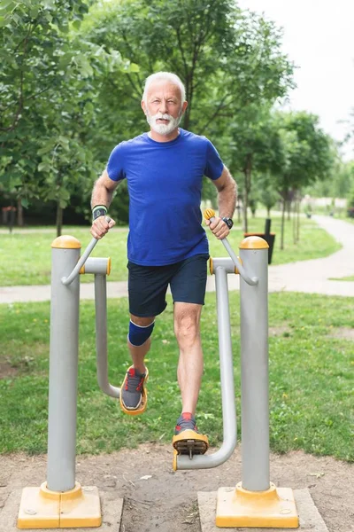 Hombre Haciendo Ejercicio Esquiador Aire Gimnasio Aire Libre Concepto Estilo — Foto de Stock