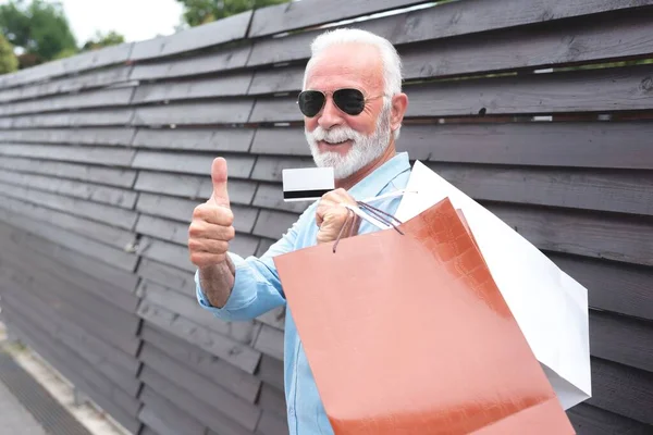 Üst Düzey Bir Adam Kredi Kartı Alışveriş Torbası Tutarak Onay — Stok fotoğraf