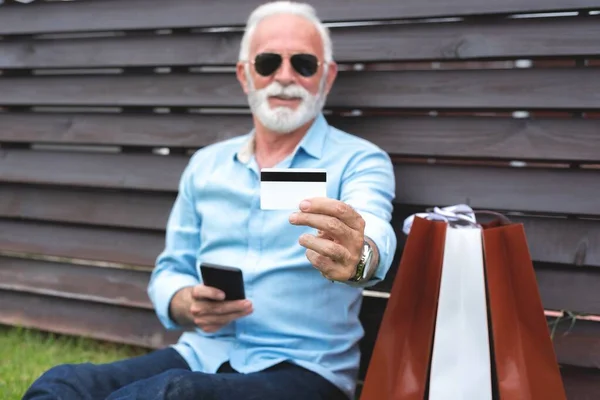 Idősek Online Vásárlás Mobiltelefonnal Hitelkártyával Fogyasztói Koncepció — Stock Fotó