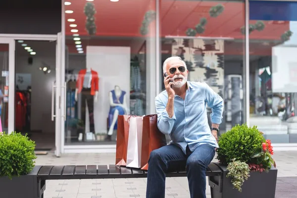 Şehirde Alışveriş Yaptıktan Sonra Cep Telefonuyla Konuşan Kıdemli Adam Tüketim — Stok fotoğraf