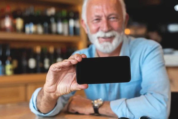 Senior Férfi Bemutató Mobiltelefon Étteremben Technológia Koncepció — Stock Fotó