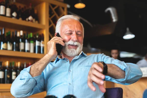 Idősebb Férfi Beszél Telefonon Ellenőrzi Időt Étteremben Technológia Koncepció — Stock Fotó