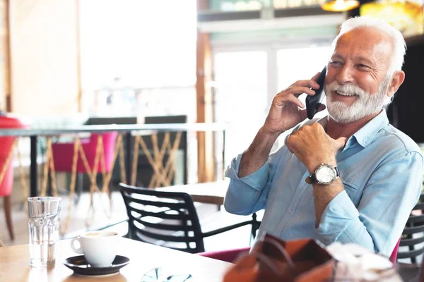 Idősebb Férfi Beszél Mobiltelefonon Étteremben Technológia Koncepció — Stock Fotó
