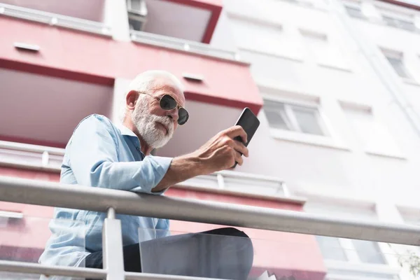 Idős Ember Mobiltelefont Használ Városban Technológia Koncepció — Stock Fotó