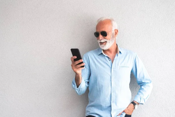 Idős Ember Használ Mobiltelefon Felett Fehér Háttér Technológia Koncepció — Stock Fotó